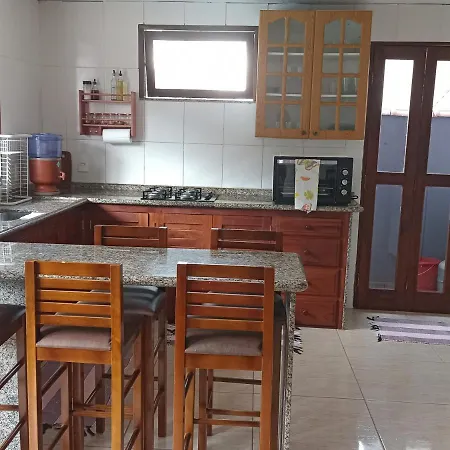 Casa roxa com piscina em condomínio-2